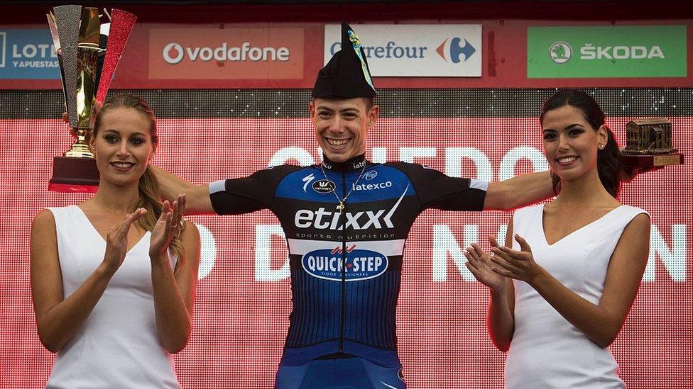 Spanish cyclist David de la Cruz poses with two hostesses at La Vuelta last year