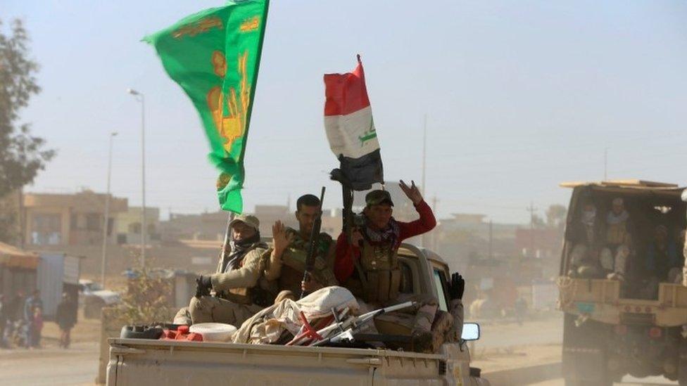 Military vehicles of the Iraqi army take part in an operation against Islamic State militants in Mosul (03 December 2016)