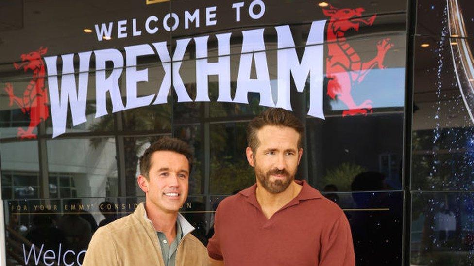 Rob McElhenney (chwith) a Ryan Reynolds