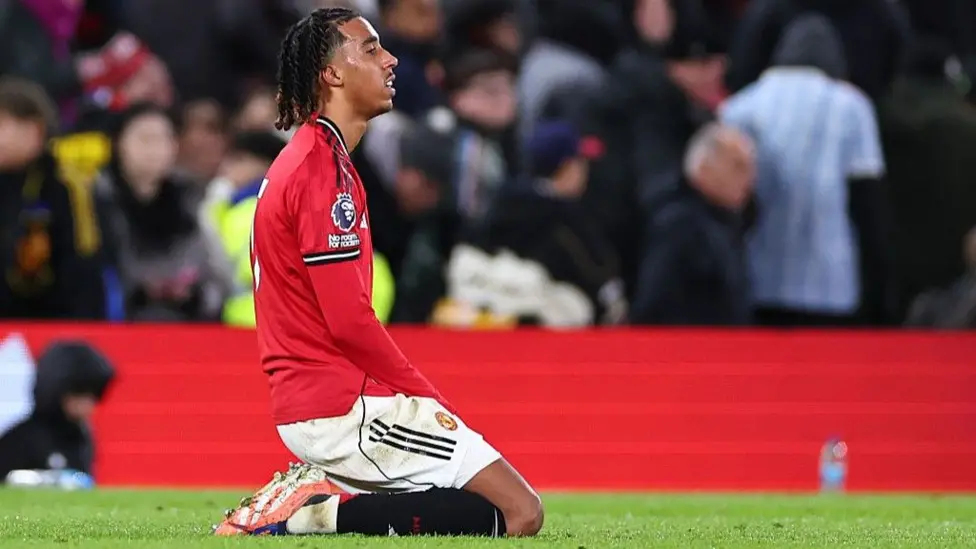 Los aficionados del Manchester United «tienen el deber de apoyar a Yoro»