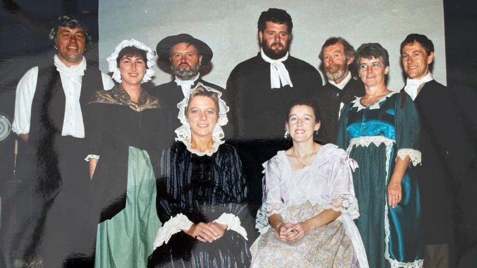 Cast 'Yr Etholedig Arglwyddes' gan Harri Parri