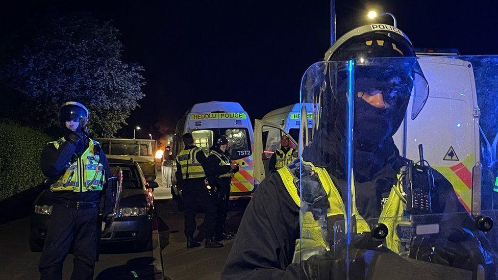 Swyddogion a faniau heddlu yn ystod y terfysg yn Nhrelái 