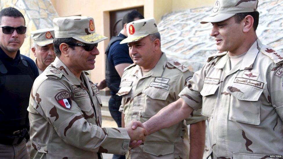 Egyptian President Abdul Fattah al-Sisi (second left) meets members of the Egyptian armed forces in the Sinai peninsula (4 July 2015)