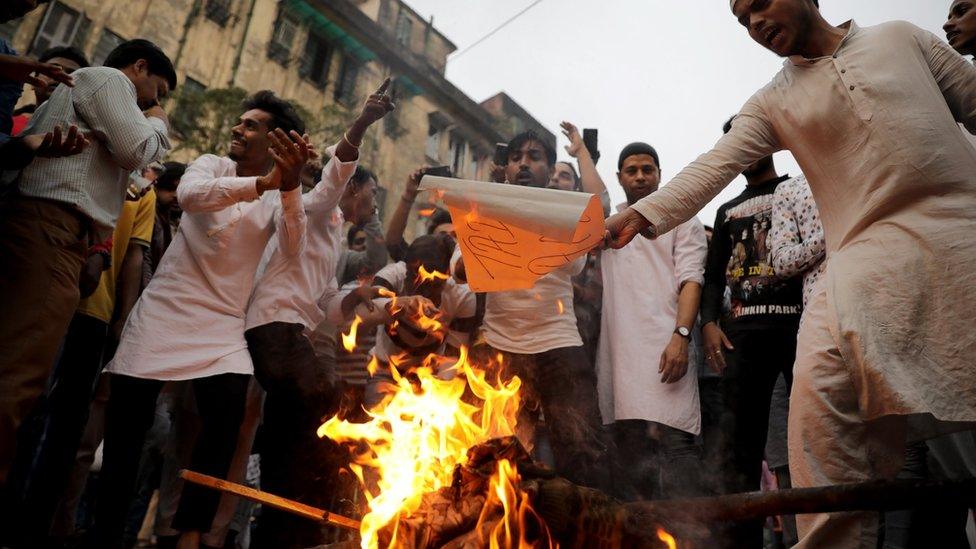 Kolkata protesters burning an effigy of Prime Minister Narendra Modi