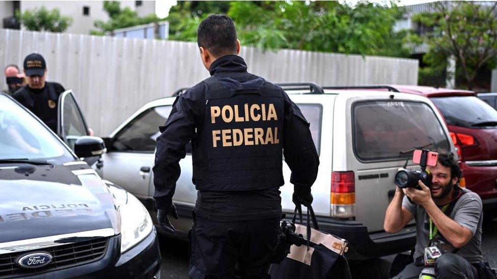 Federal Police agents leave the house of Brazilian former minister Augusto Heleno in Brasilia, Brazil, 08 February 2024