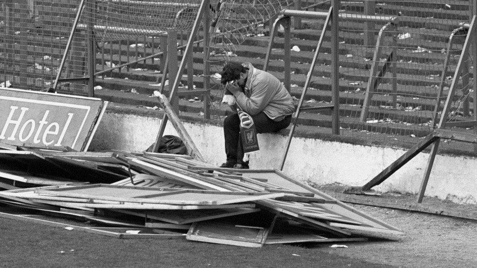 Cefnogwr yn Hillsborough wedi'r drychineb