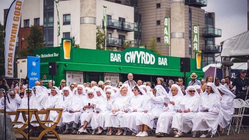 Teimlo'n sychedig? // Is this the queue for the bar?