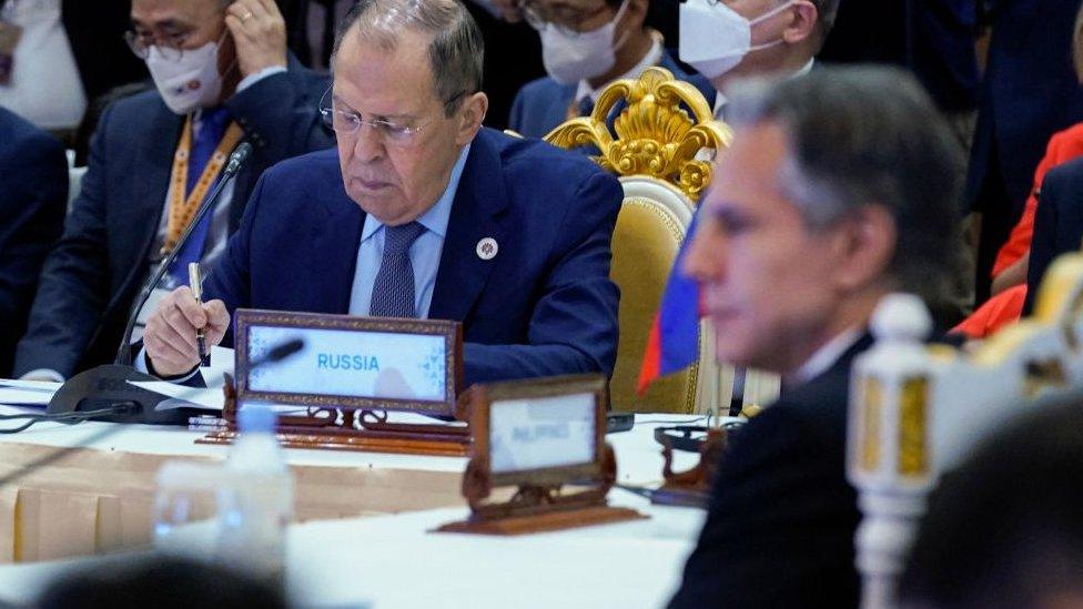 Russia's Foreign Minister Sergey Lavrov (L) and US Secretary of State Antony Blinken (R) attend the East Asia Summit Foreign Ministers meeting during the 55th ASEAN Foreign Ministers' Meeting in Phnom Penh on August 5, 2022.