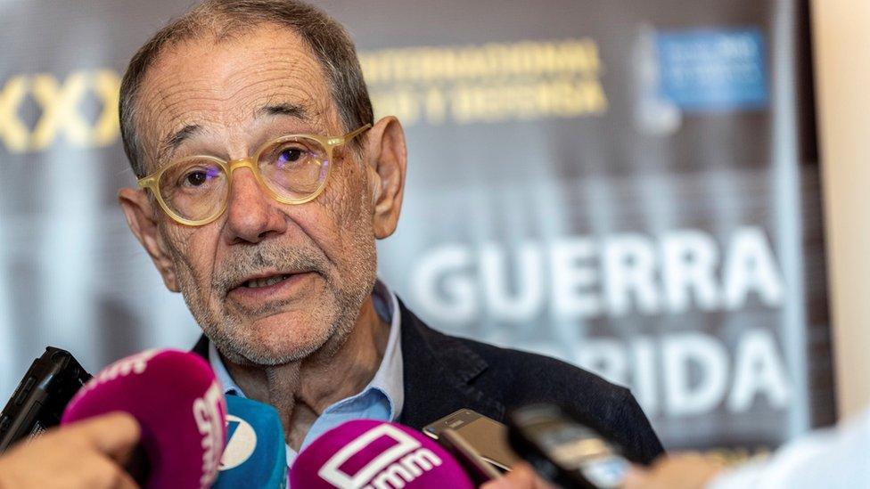 Javier Solana talking to the press, 20 June 2018