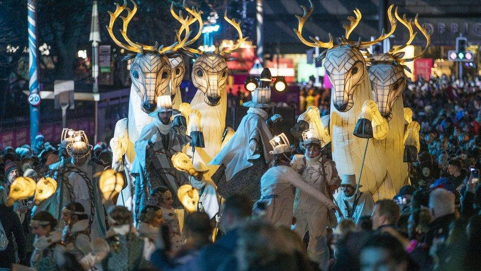 French immersive performers entertain the crowds