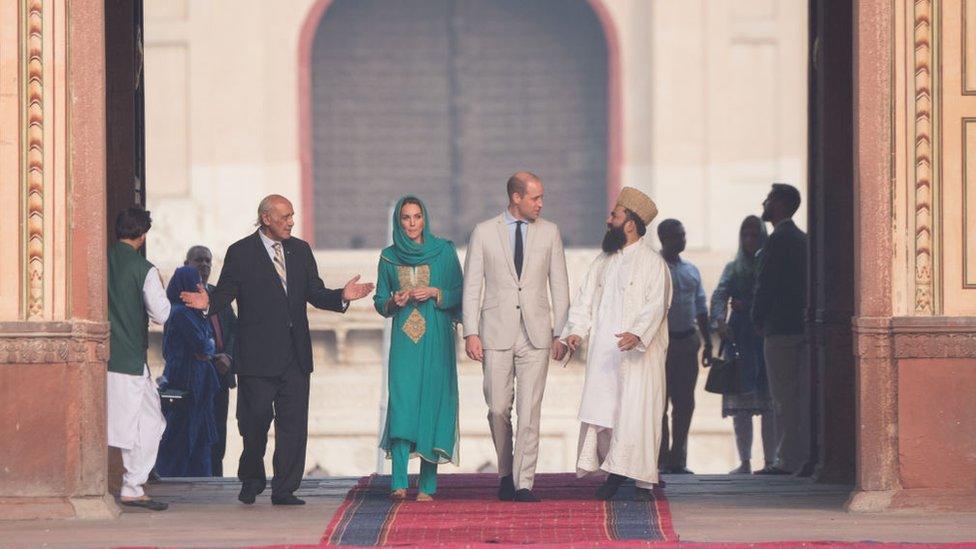 duke-and-duchess-of-cambridge-with-leaders-from-a-mosque.