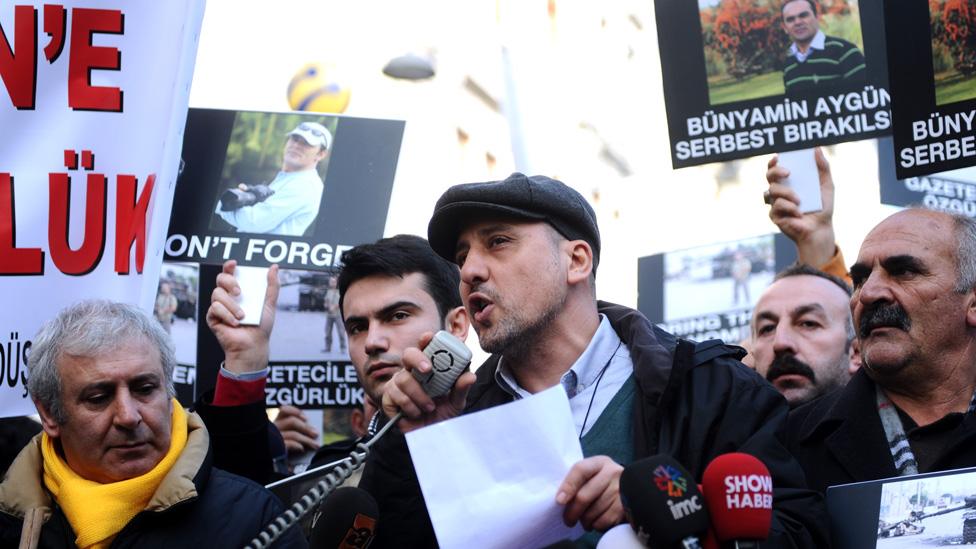 Journalist Ahmet Sik (C) speaks at a media rally for a kidnapped photojournalist, 5 Jan 14