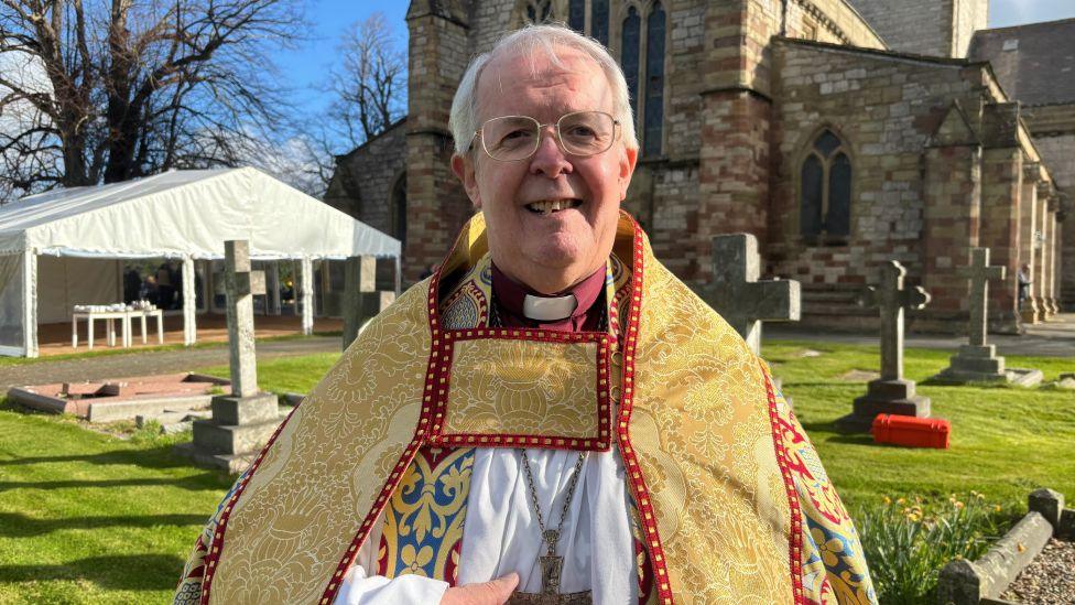Gregory Cameron, peshkop i Shën Asafit, qëndroi jashtë Katedrales së Shën Asafit