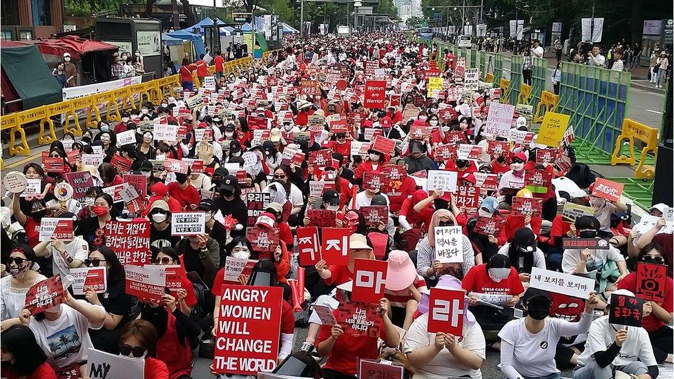 This picture taken on June 9, 2018 shows South Korean women staging a monthly protest against secretly-filmed spycam pornography in Seoul. - Since May, the monthly demonstrations against secretly-filmed spycam pornography in Seoul has shattered records to become the biggest-ever women's protest in South Korea where the global #MeToo movement has unleashed an unprecedented wave of female-led activism.