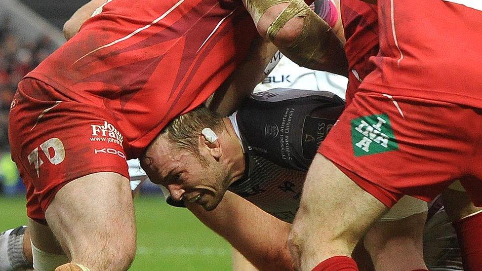 Alun Wyn Jones heads for the line