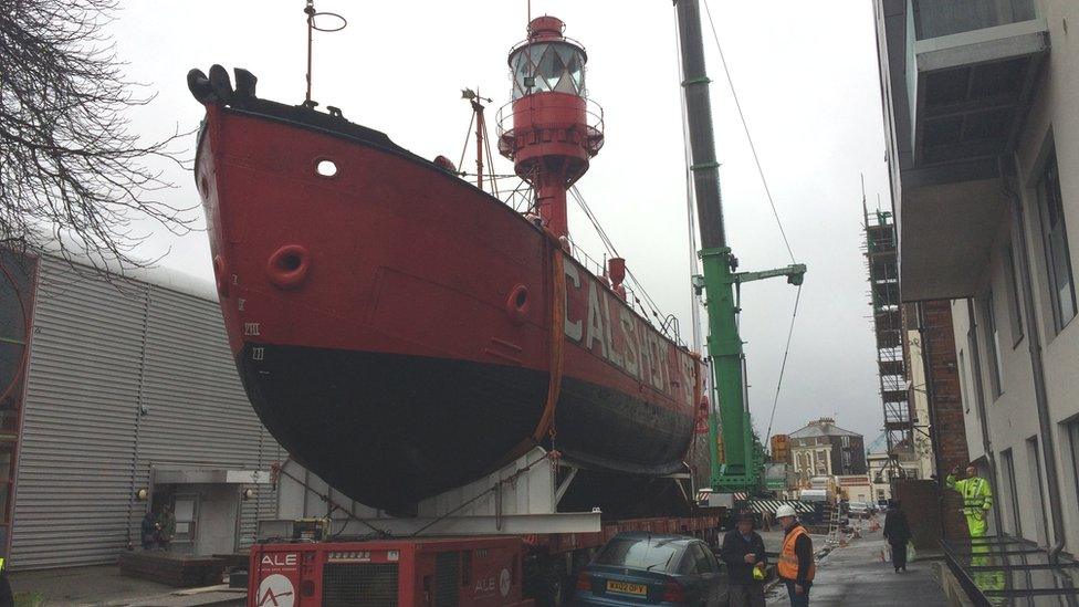 Moving lightship