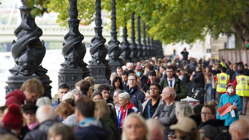 Queue to see Queen Elizabeth II lying in state