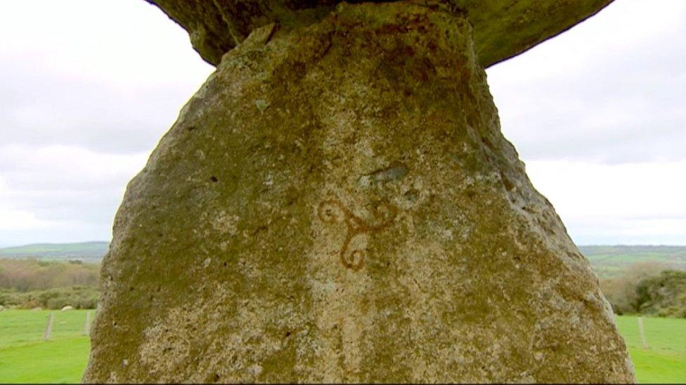 Pentre Ifan a'r graffiti a fu yn 2018