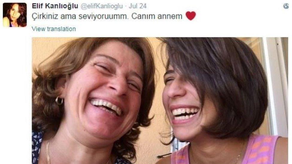 A photo of Elif Kanlioglu and her mother shared on Twitter