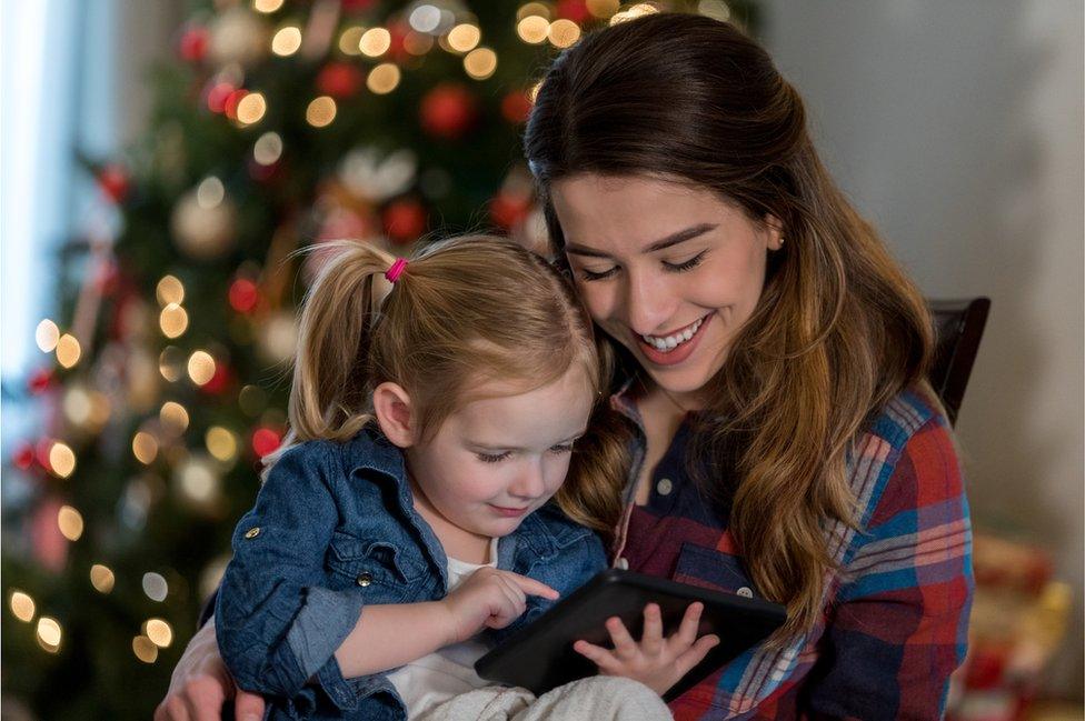 Mum and daughter read an e-book