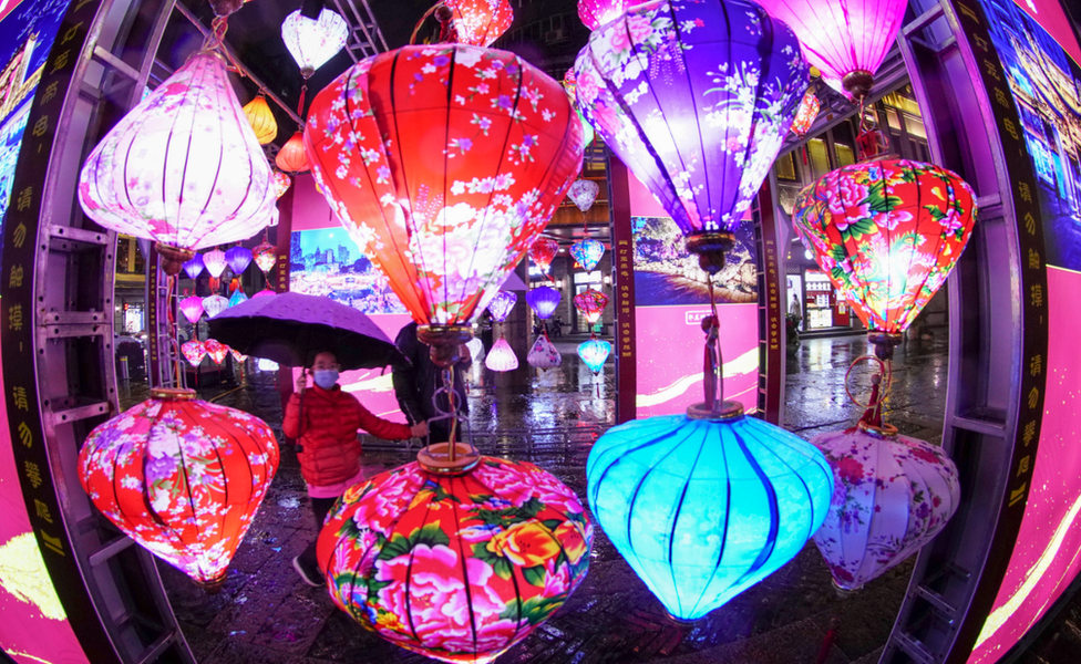 People watch a lantern show in Wenzhou, eastern Zhejiang province. Photo: 26 February 2021