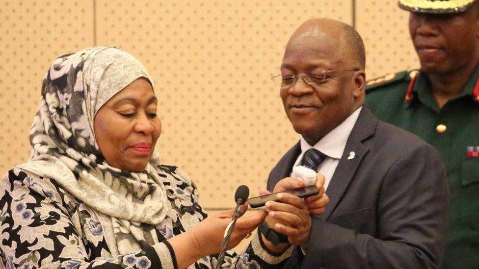 John Magufuli (R) and his deputy Samia Suluhu Hassan in 2019