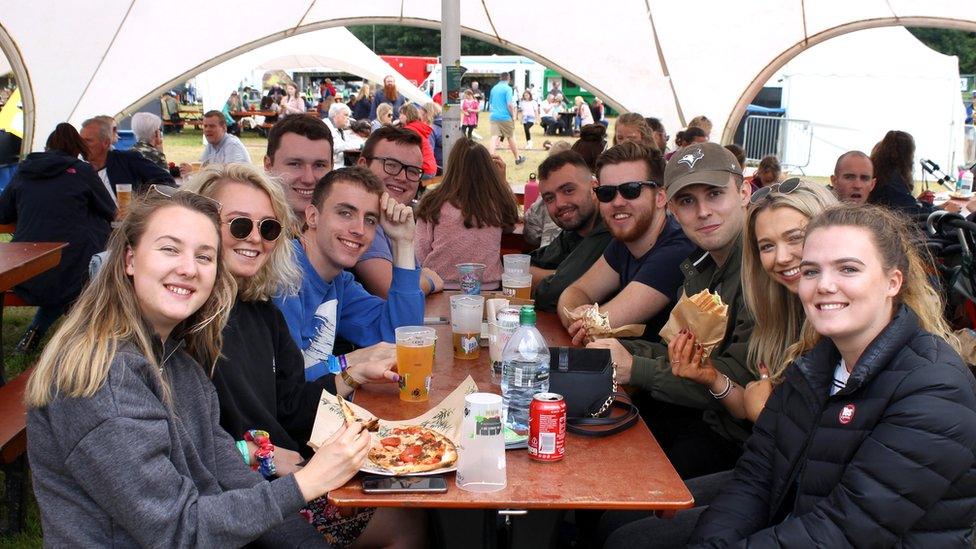 Pizza a peint wrth Lwyfan y Maes // Pizza and a pint at the open air music stage