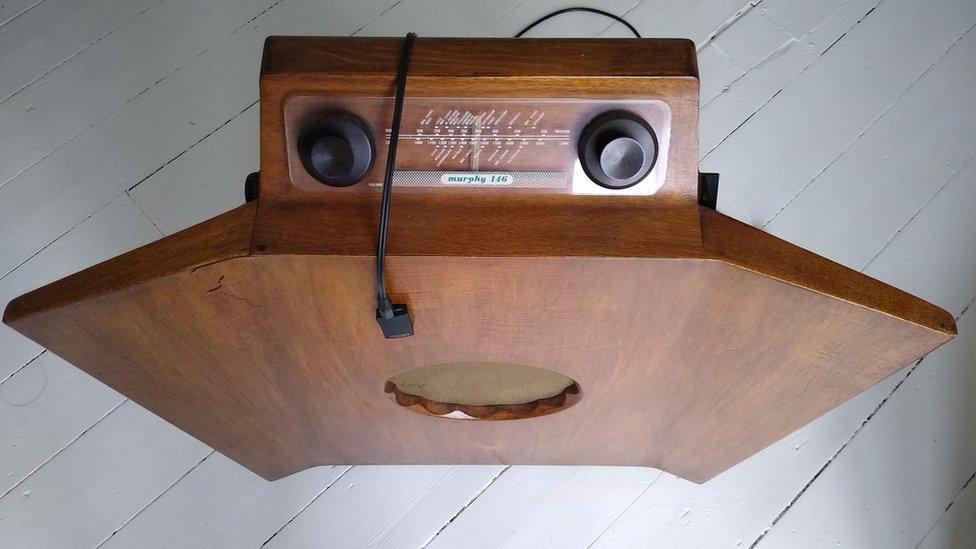 Murphy A146 console radio