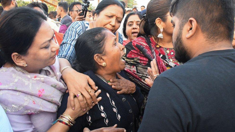 Family members react as they reach Harni Lake where a boat carrying children and teachers who were on a picnic capsized in Vadodara, India, January 18, 2024. REUTERS/Stringer NO RESALES. NO ARCHIVES