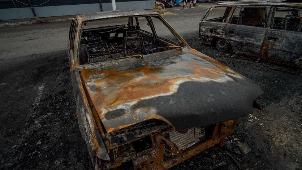 Car wedi ei losgi'n ulw ym Marchnad Barabashovo