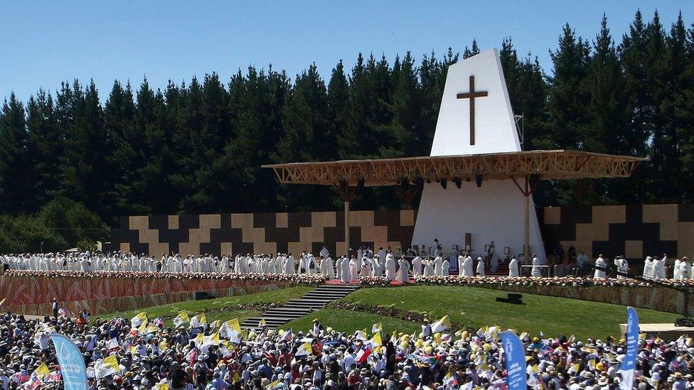 Pope Francis celebrates an open-air mass in Temuco, 800km (500 miles) south of Santiago, 17 January 2018