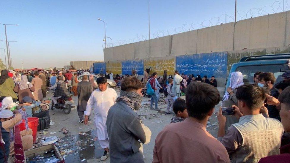 lots-of-people-outside-kabul-airport