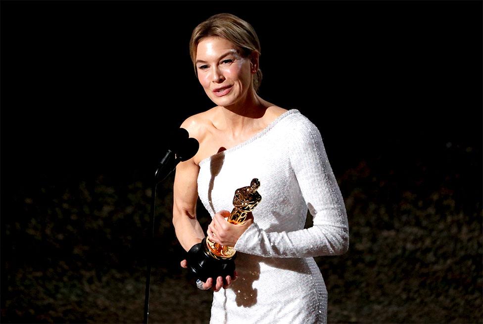 Renee Zellweger holds her Oscar for best actress