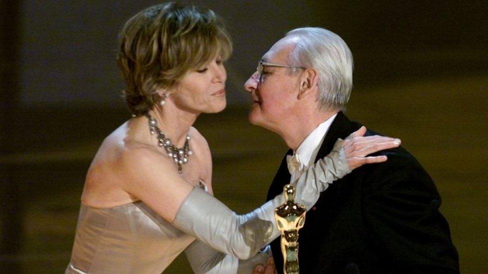 Andrzej Wajda received his honorary Oscar from Jane Fonda. Photo: March 2000