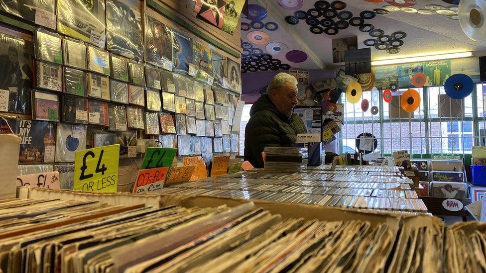 Tu fewn i siop recordiau The Record Shop