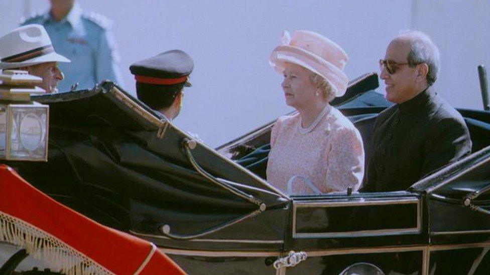 The Queen and then President of Pakistan Leghari Farooq in October 1997