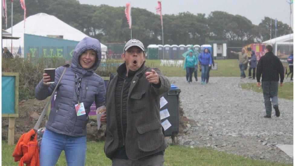 iHeledd Cynwal ac Iwan John mewn hwyliau da er gwaetha'r tywydd garw //Television presenters Heledd Cynwal and Iwan John keep their spirits up