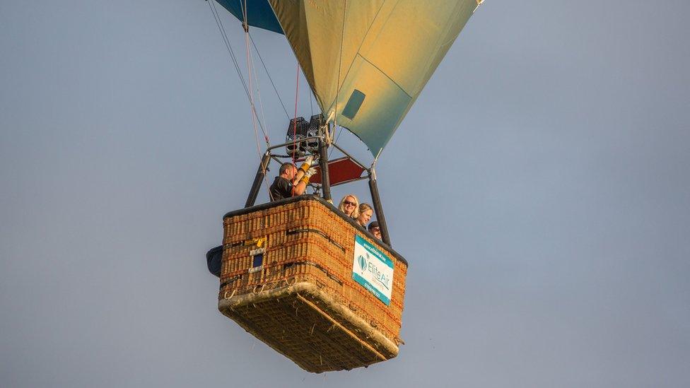 Hot air balloon basket