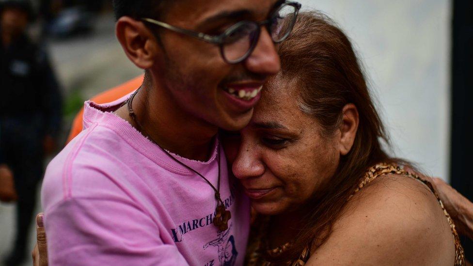 Venezuelan Yamileh Saleh (C), mother of opposition student leader Lorent Gomez Saleh, gestures outside the El Helicoide -the Bolivarian National Intelligence Service (SEBIN) prison- in Caracas on October 12, 2018.