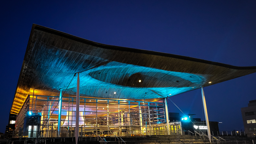 Nos Iau cafodd y Senedd ei goleuo yn lliwiau baner Wcráin