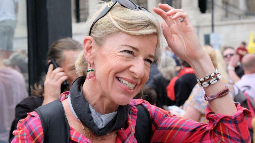 Katie Hopkins mewn protest yn erbyn pasbortau brechlyn yn Llundain yn 2021