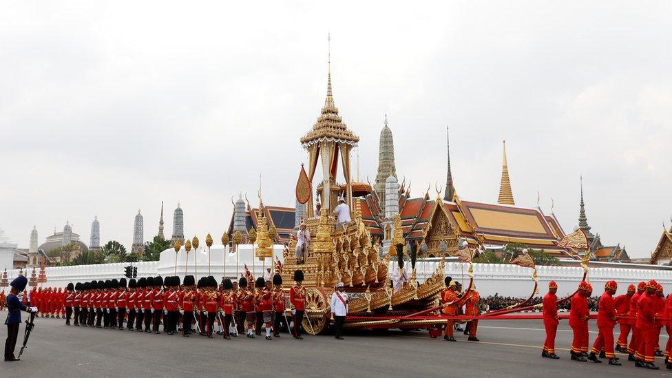 The royal chariot carrying the urn