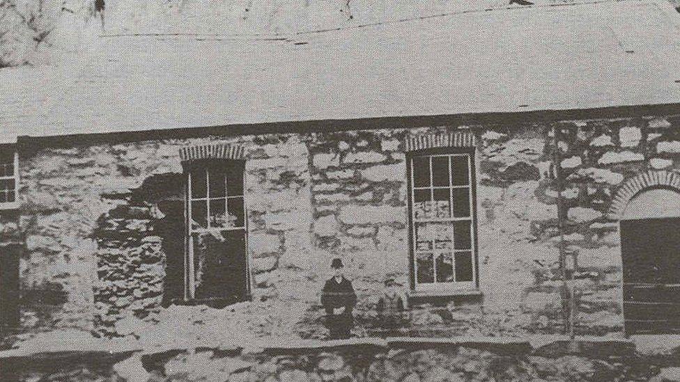 Y capel yn Nrws-y-coed cyn i'r glogfaen ddisgyn drwy'r to, 1892