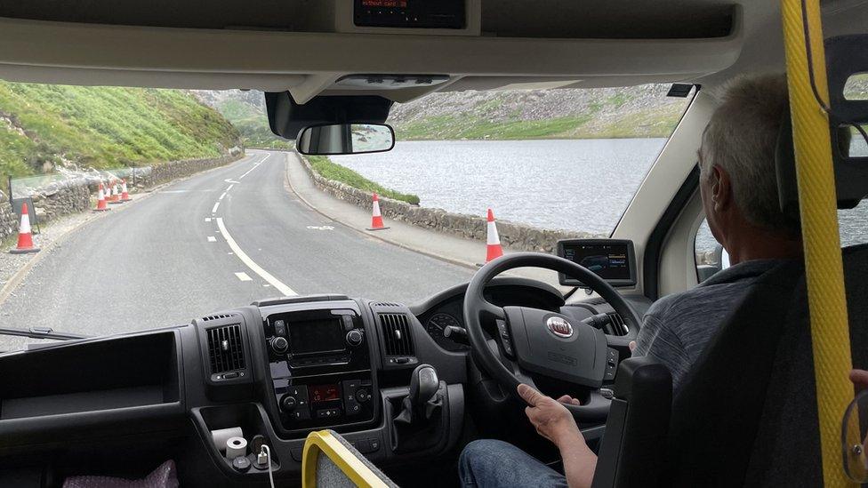 Bws ger Llyn Ogwen