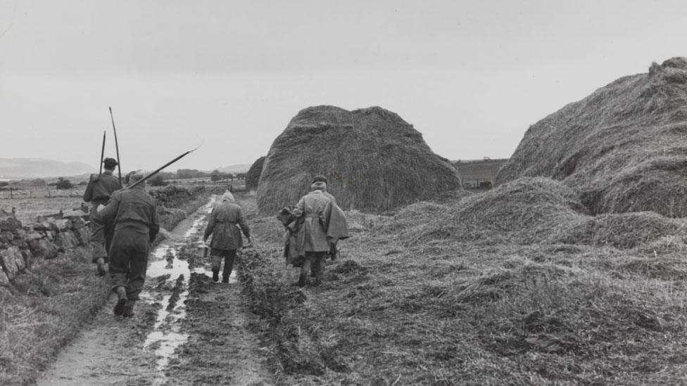 Norwegian soldiers helping Scottish farmers