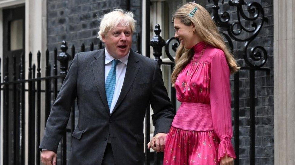 Boris a Carrie Johnson yn gadael Downing Street