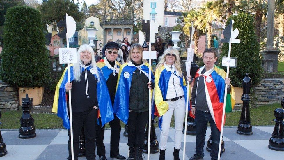 Andy Scott (The Sweet), Tony Barbados, Mike Peters, Jules Peters a Patrick Bourke ar fwrdd gwyddbwyll Portmeirion