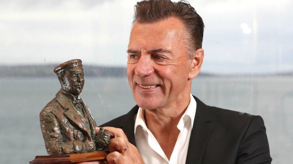 Duncan Bannatyne with bust of Sir Thomas Lipton