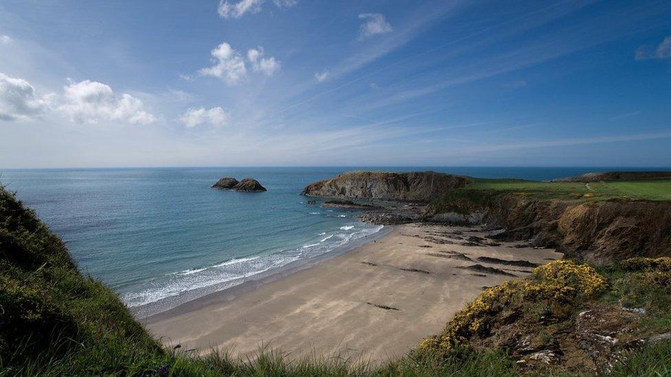 Traeth Llyfn rhwng Porthgain ac Abereiddi