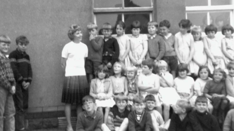 Hettie Williams gyda phlant ei dosbarth yn Ysgol Gynradd Pantglas